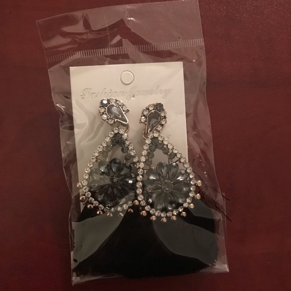 NEW Black Tassel Earrings - Picture 3 of 6
